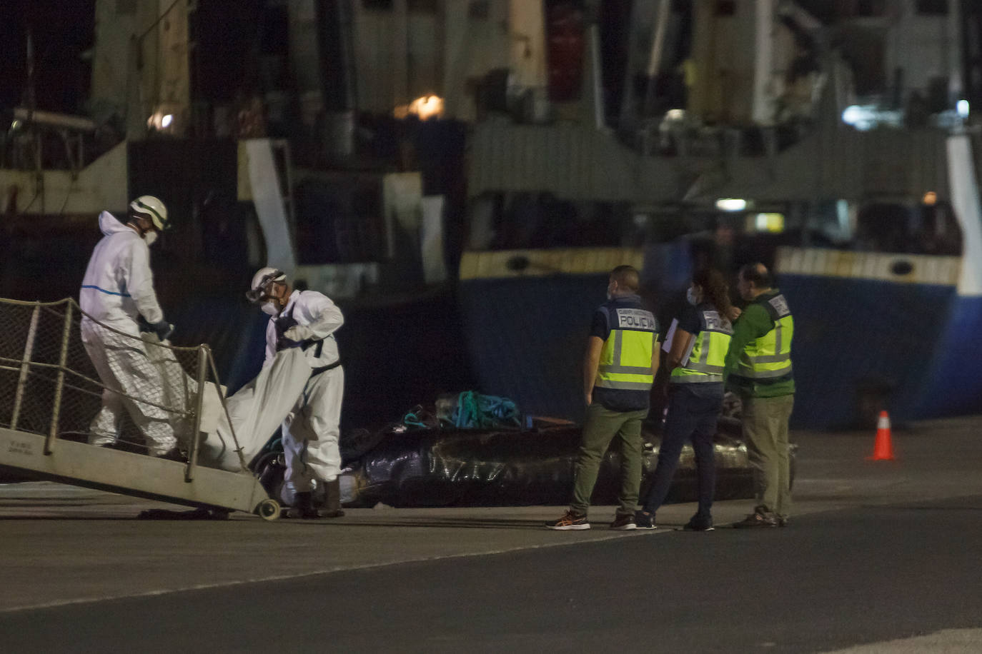 Imagen del momento en el que el buque de Salvamento Marítimo traslada al puerto de Las Palmas de Gran Canaria los cuatro cadáveres.