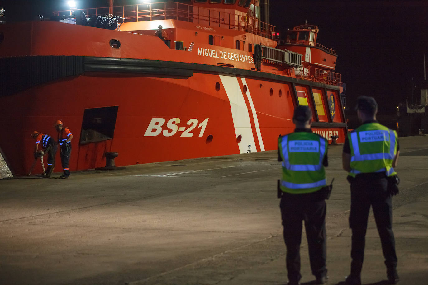Imagen del momento en el que el buque de Salvamento Marítimo traslada al puerto de Las Palmas de Gran Canaria los cuatro cadáveres.