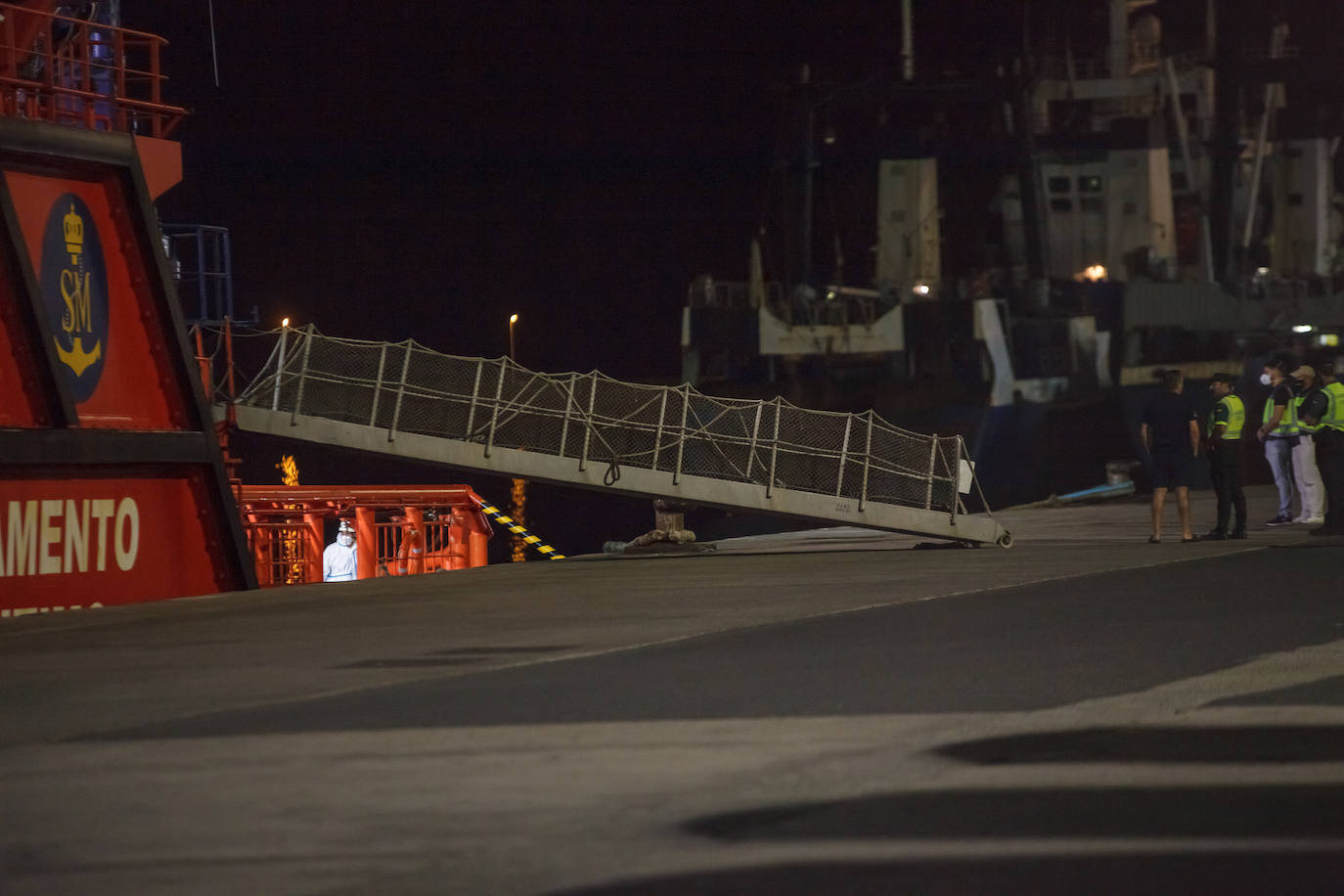 Imagen del momento en el que el buque de Salvamento Marítimo traslada al puerto de Las Palmas de Gran Canaria los cuatro cadáveres.