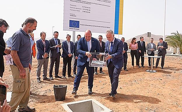 El primer mandatario regional Angel Víctor Torres, en el acto de colocación de la primera piedra del Canarias Stratoport for HAPS, y el presidente majorero Sergio Lloret. 