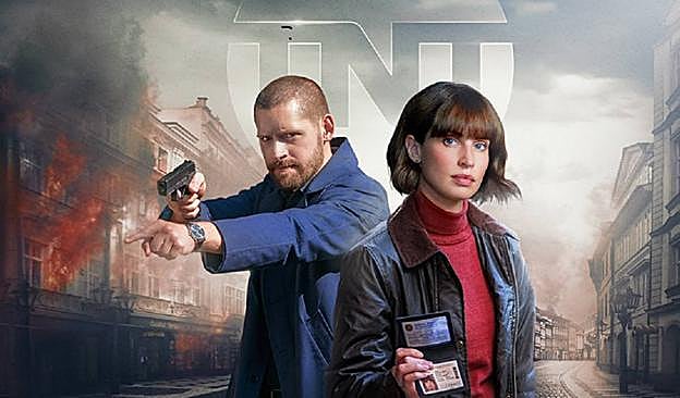 Luke Kleintank y Heida Reed. 