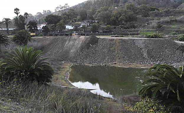 Vista general del estanque que se está sepultando. 