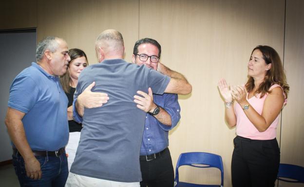 Israel Soler felicita a David de Vera delante de Lola García. 