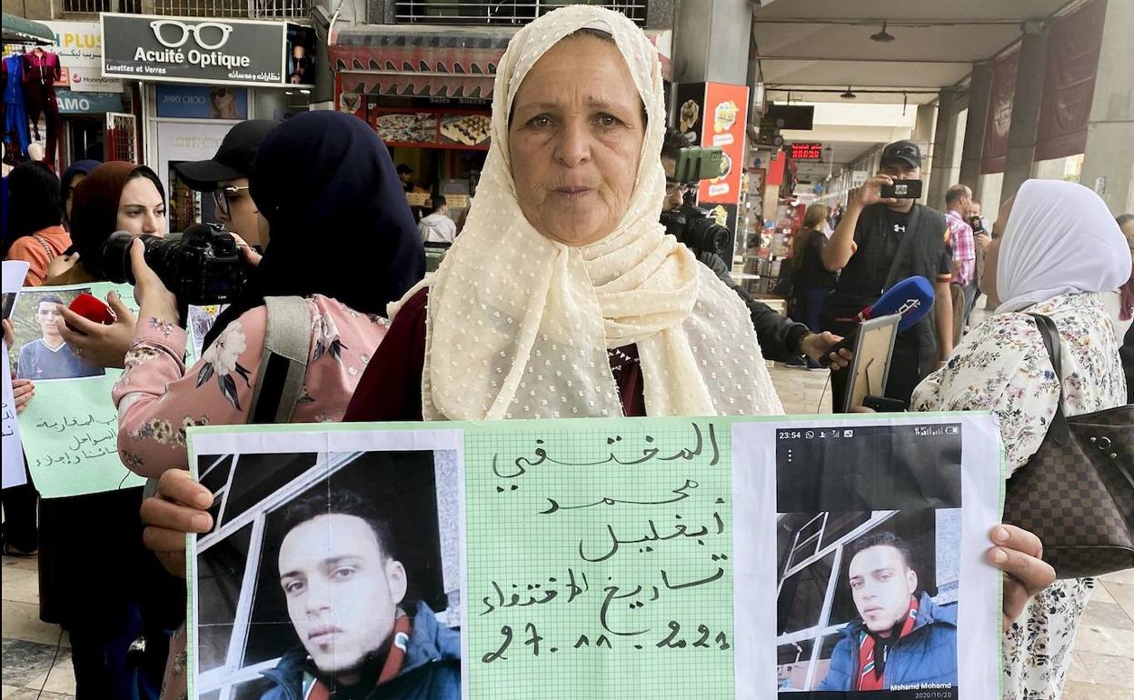 Decenas de padres marroquíes buscan de forma desesperada a sus hijos. 