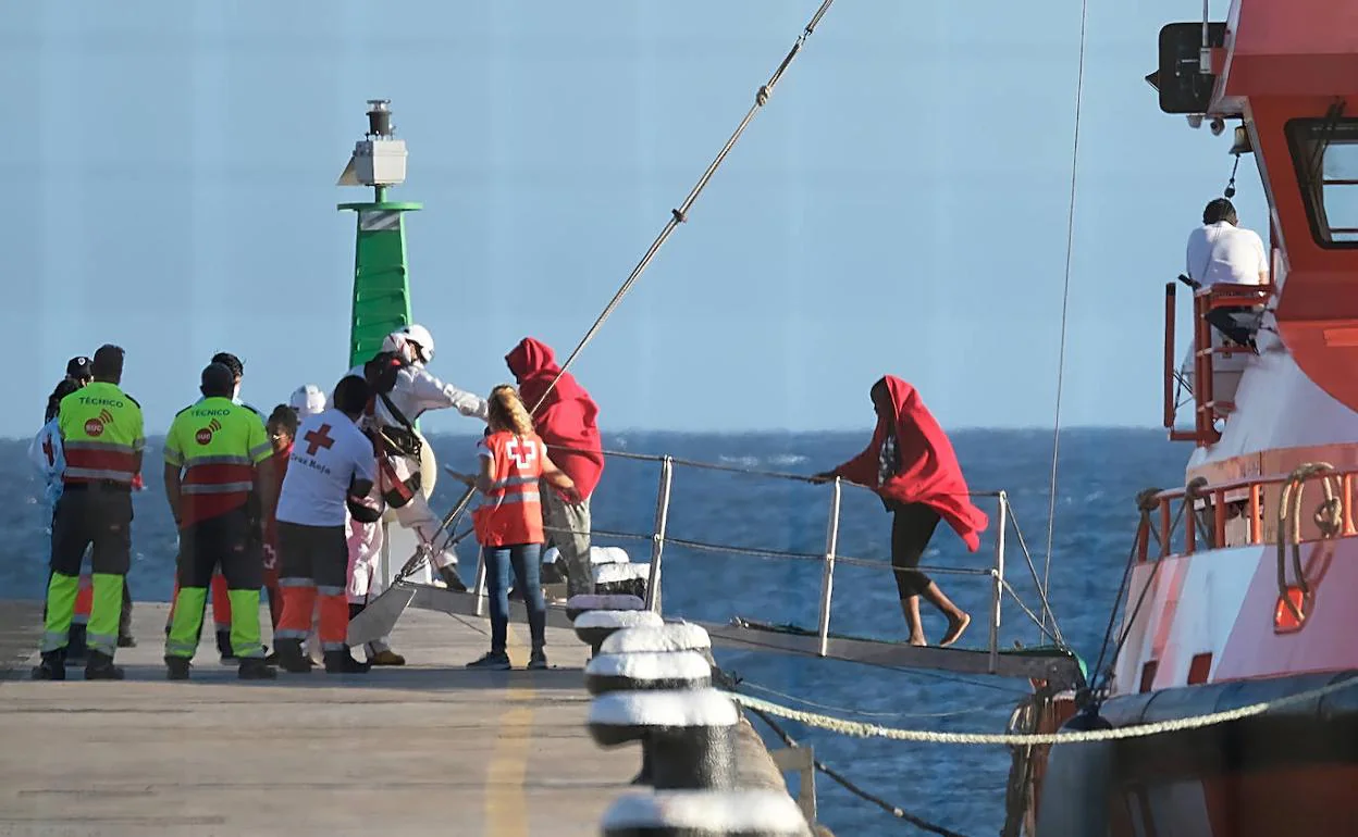 Salvamento socorre a 36 personas en una neumática al este de Fuerteventura