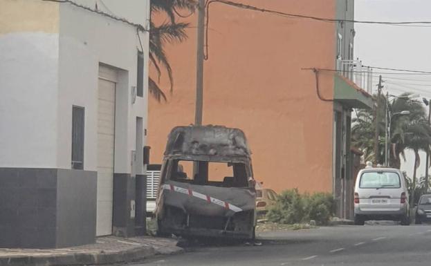 Otro vehículo quemado en Aldea Blanca. 