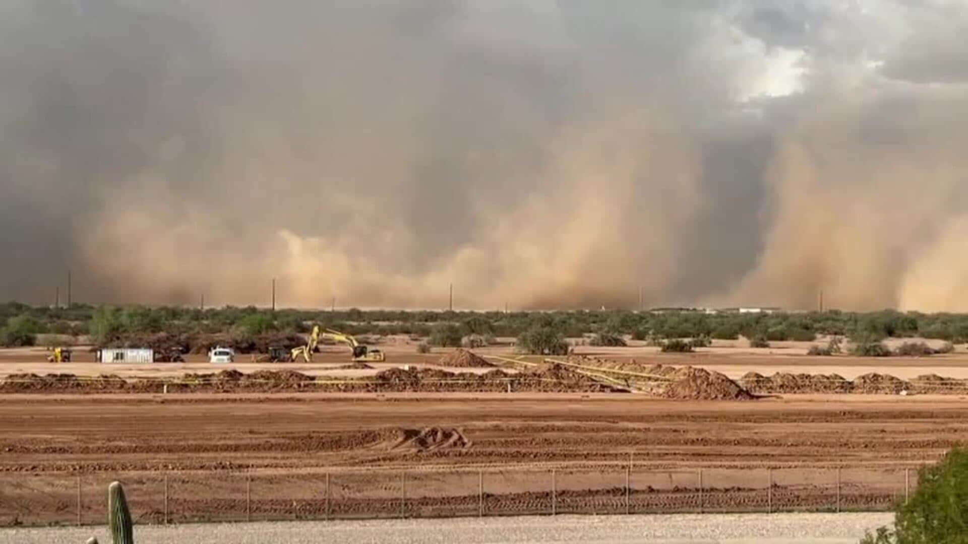 Una gigantesca tormenta de arena sorprende a los conductores en Phoenix