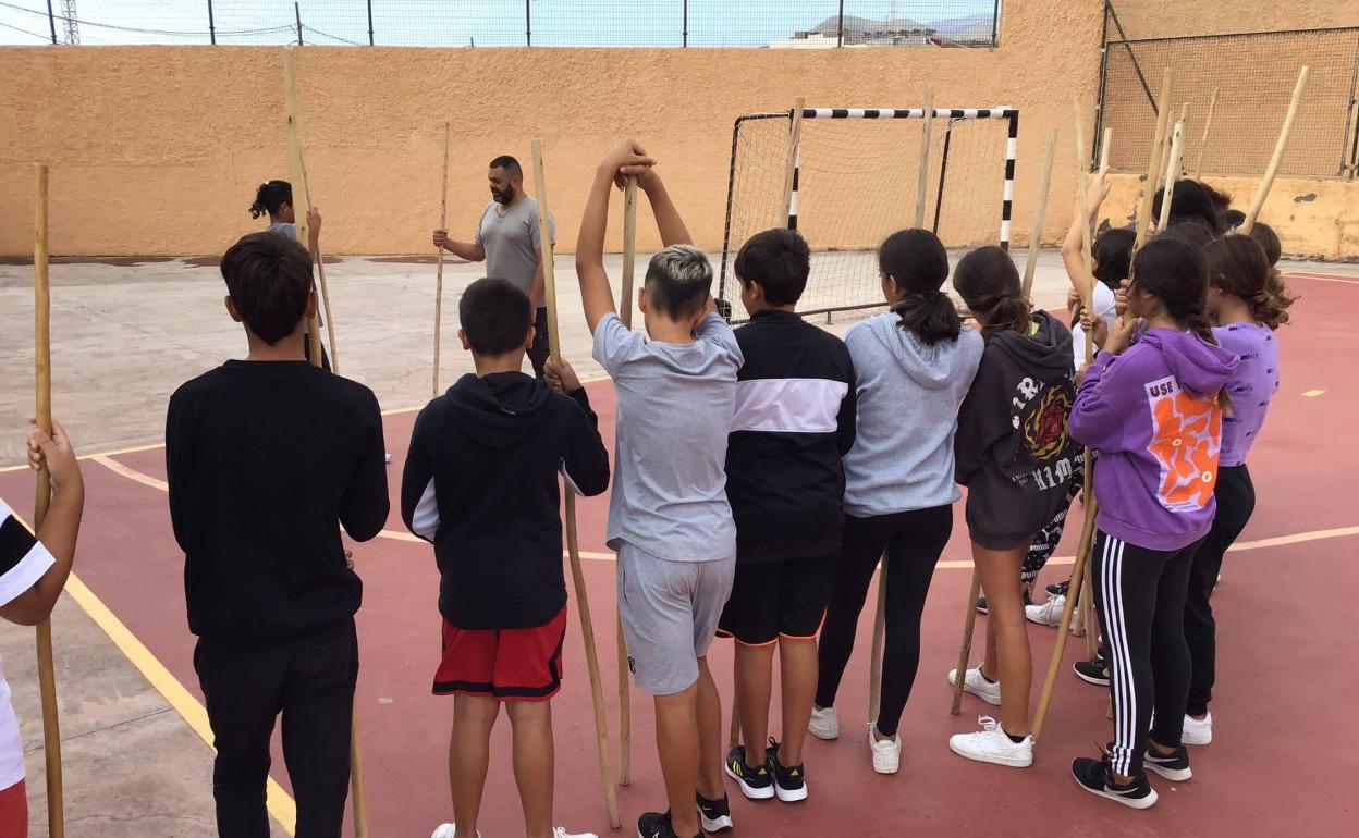 Alumnos en una clase sobre el juego del garrote en el IES Las Huesas. 