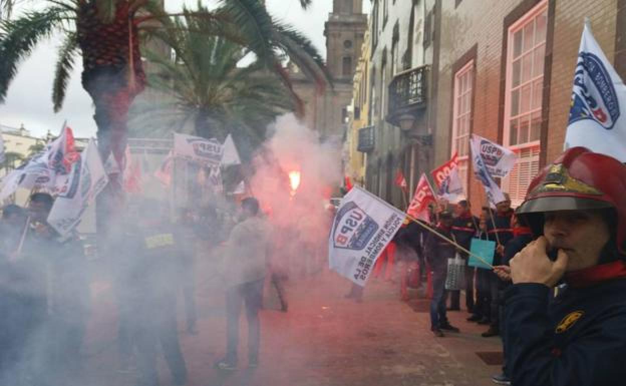 Imagen de archivo de una protesta de los agentes de Bomoberos y Policía en la plaza de Santa Ana. 
