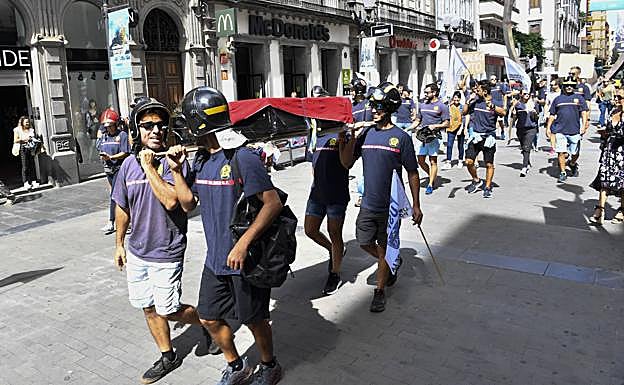 Protesta de bomberos en Triana. 