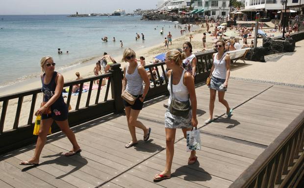 Turistas extranjeras en el sur de Lanzarote, en Playa Blanca. 