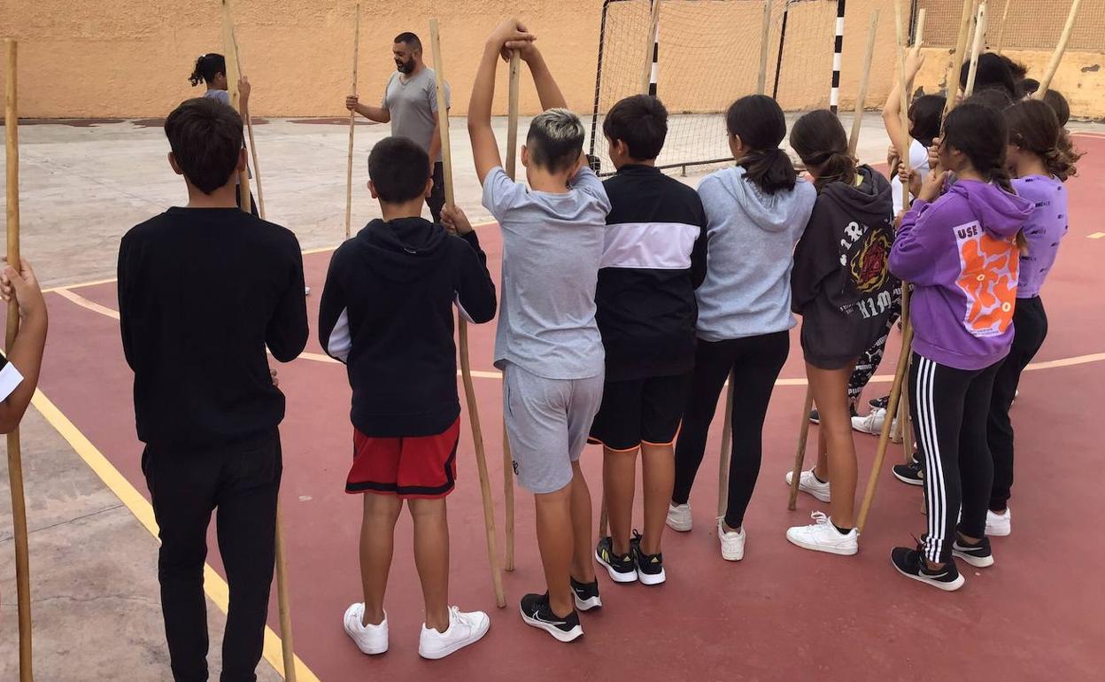Alumnos del IES Las Huesas en una clase práctica del juego del garrote. 