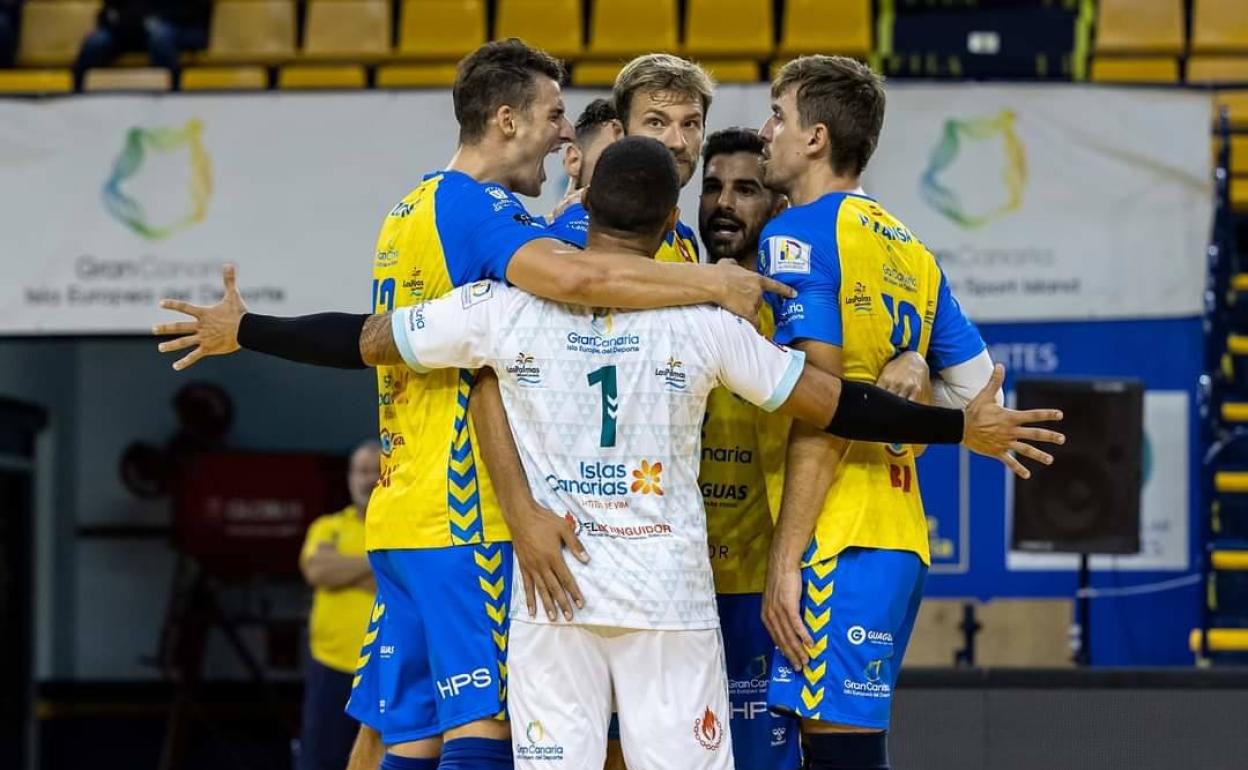 Jugadores del CV Guaguas celebrando un punto durante un encuentro. 