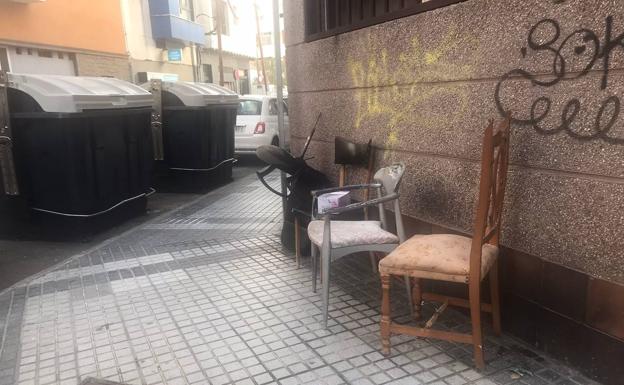 Sillas depositadas en una esquina de Carvajal. 