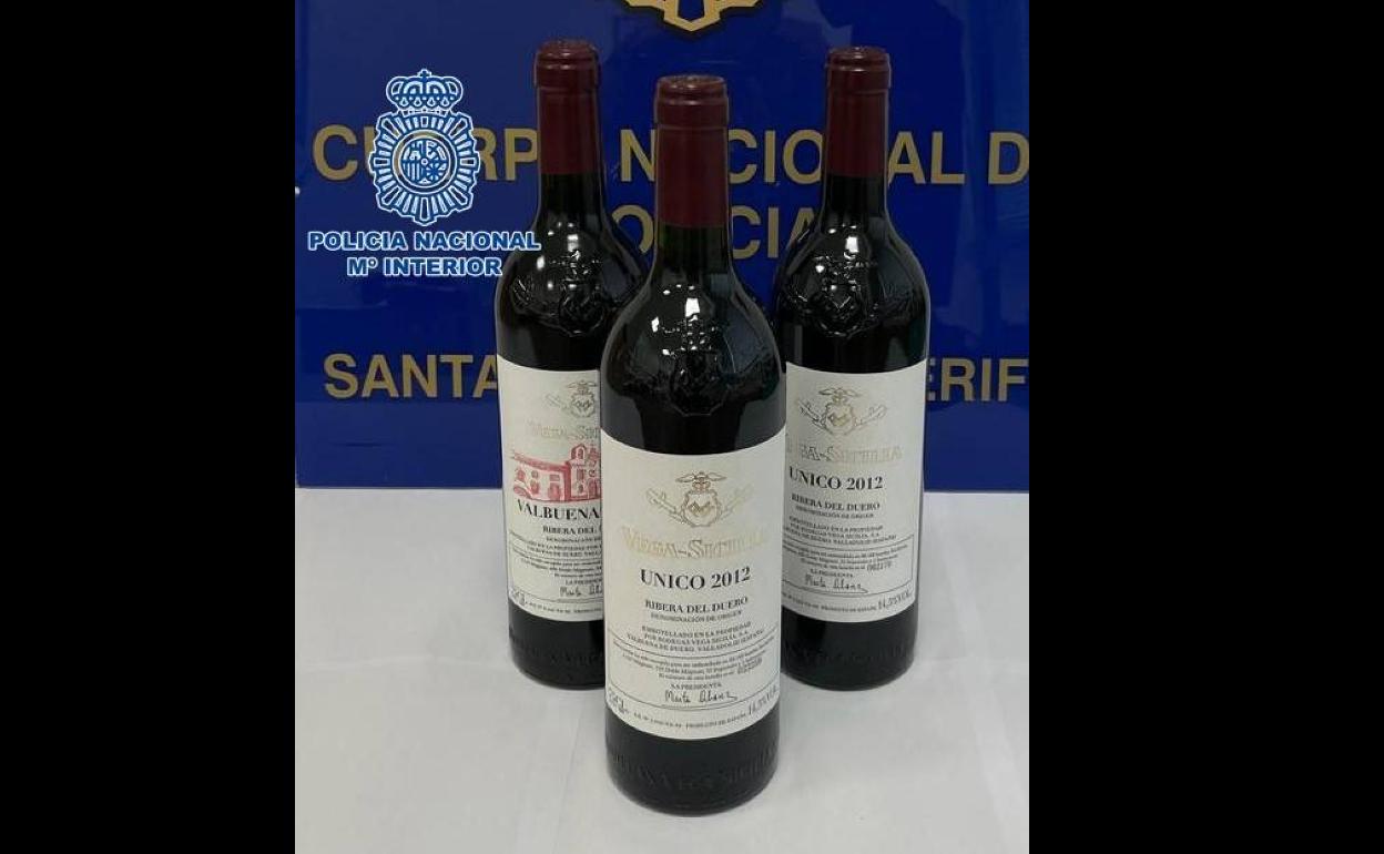 Imagen de tres de las cuatro botellas de vino hurtadas por el acusado. 
