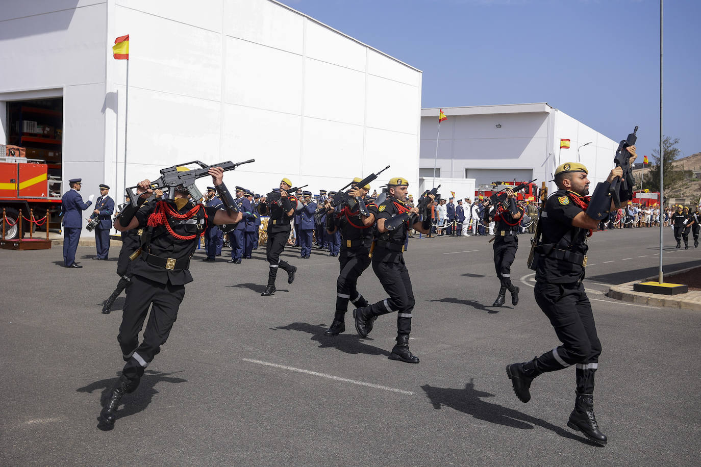 Fotos: Desfile de la UME por la festividad de Nuestra Señora del Rosario, su patrona