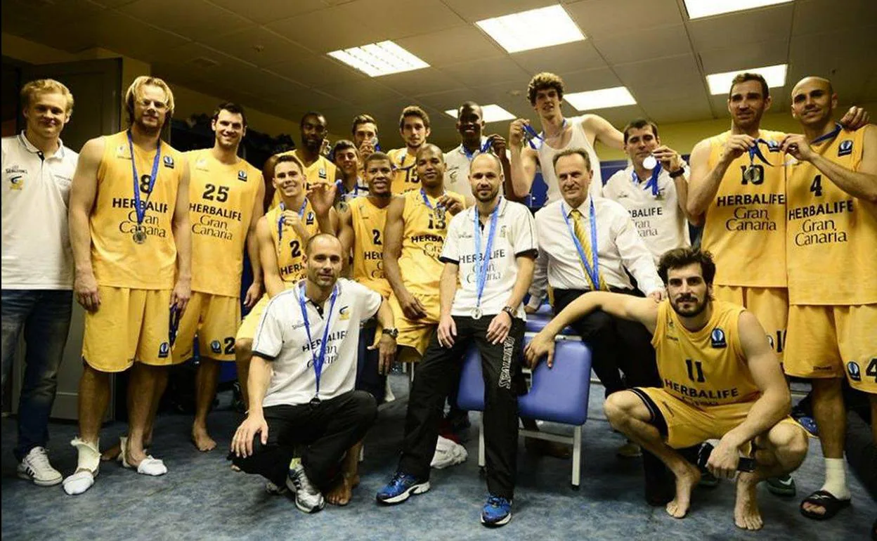 El cuerpo técnico y la plantilla del Club Baloncesto Gran Canaria posa en el vestuario con la medalla de subcampeón obtenida en la edición 2014-2015 de la EuroCup. 