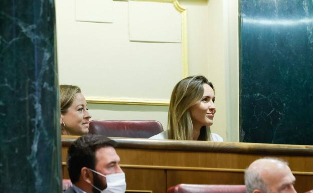 Las diputadas de CC, Ana Oramas (izq.) y María Fernandez, durante una sesión plenaria del Congreso 