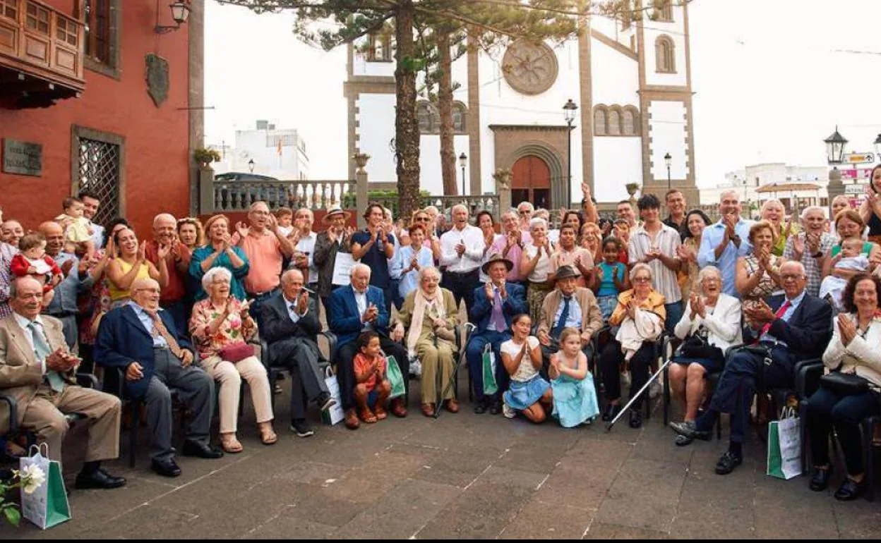 Hermanos Hernández Pérez junto a sus familiares. 