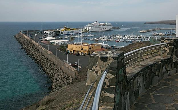 Vista actual del puerto de Morro Jable, en el muncipio de Pájara, con los dos ferrys atracados. 