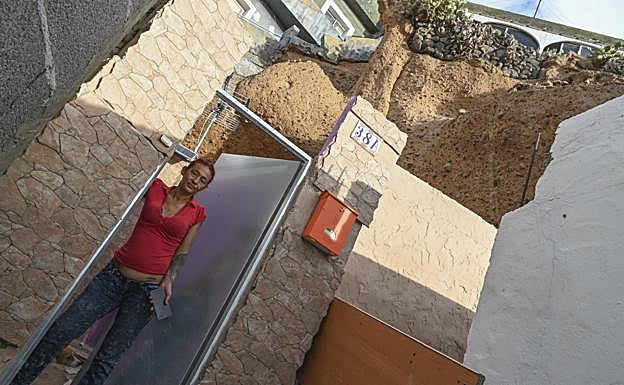 María Jesús vive en jaque por el risco que se encuentra encima de la casa en la que vive.