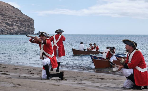Los corsarios ingleses apuntan a los majoreros en la playa de Gran Tarajal. 