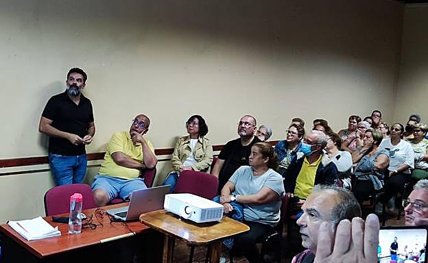 Un momento de la reunión que se celebró en la noche de este martes. 