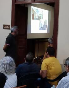 Imagen secundaria 2 - Los vecinos atendieron las explicaciones de los técnicos. 