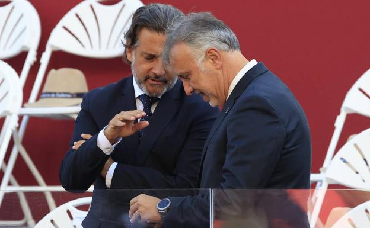 Torres, este jueves en Madrid, dialogando con Gustavo Matos durante el desfile por el Día de la Hispanidad. 