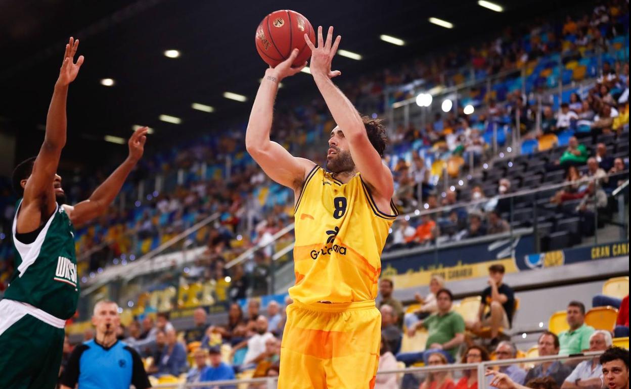 El escolta brasileño Vitor Benite lanza a canasta en el duelo entre el Gran Canaria y el Slask Wroclaw. 