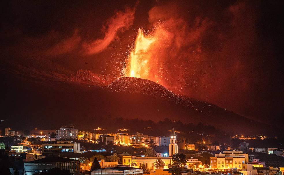 El volcán de La Palma en plena erupción. 