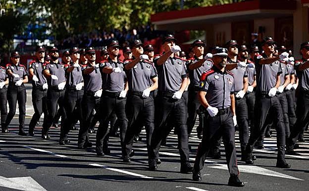 La Policía Autonómica Canaria durante el desfile este miércoles con motivo de la Fiesta Nacional. 