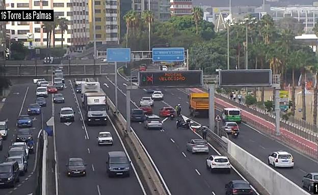 Retenciones por un vehículo averiado en la Avenida Marítima