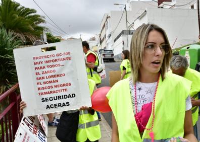 Imagen secundaria 1 - Los niños reclamaron un paso seguro. Shaila Batista y Cecilia Martín describieron sus malas experiencias en la carretera. 