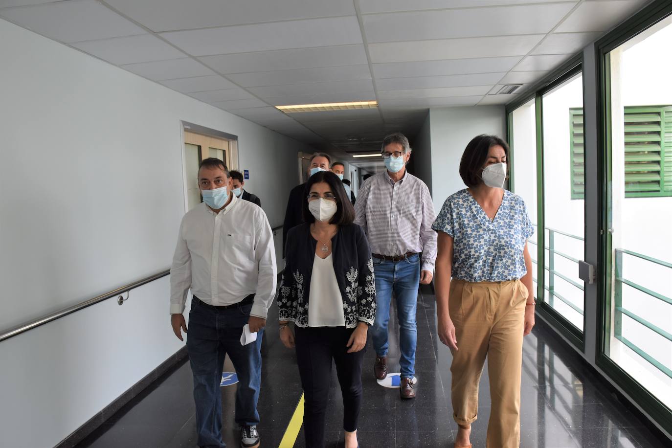 Carolina Darias, con personal del Hospital Doctor José Molina Orosa en la visita de este sábado. 