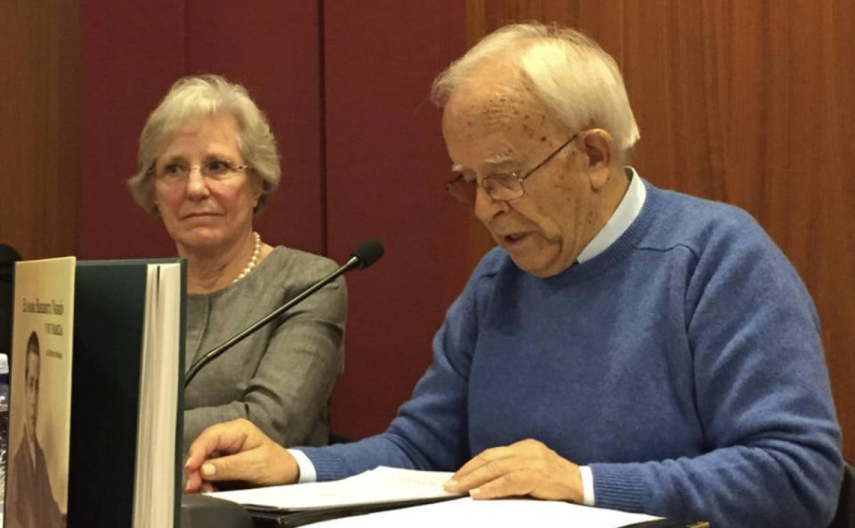 Carmen Negrín y Pedro Fuertes en la presentación del libro sobre Heriberto Negrín de Julio Sánchez. 