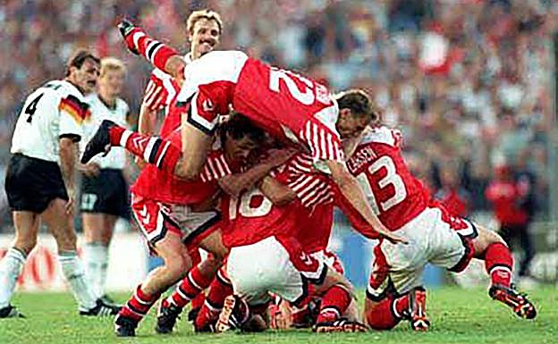 Los jugadores de Dinamarca celebran el gol de Vilfort. 