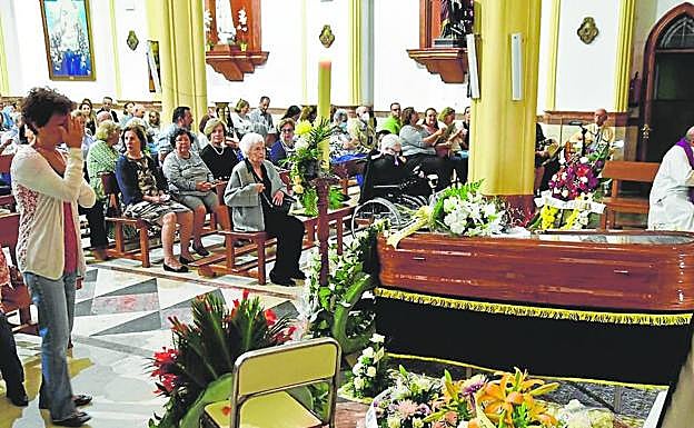 Centenares de personas se acercaron ayer a dar su último adiós a Pedro Fuertes. 