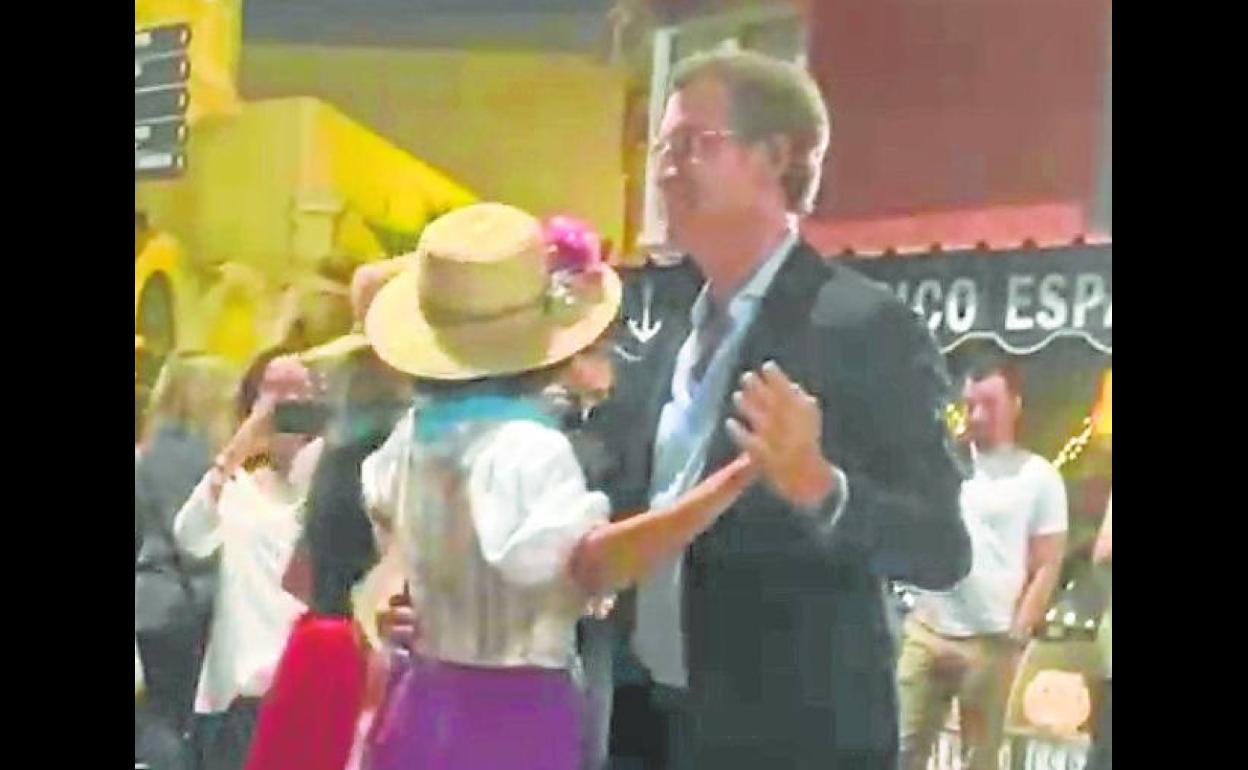 El presidente nacional del PP se arrancó a bailar anoche con una mujer ataviada con traje folclórico que participaba en la romería de La Naval. El vídeo se puede ver en www.canarias7.es. 