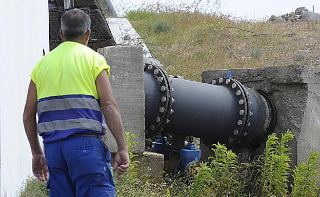 Reparación de una tubería en Escaleritas. 