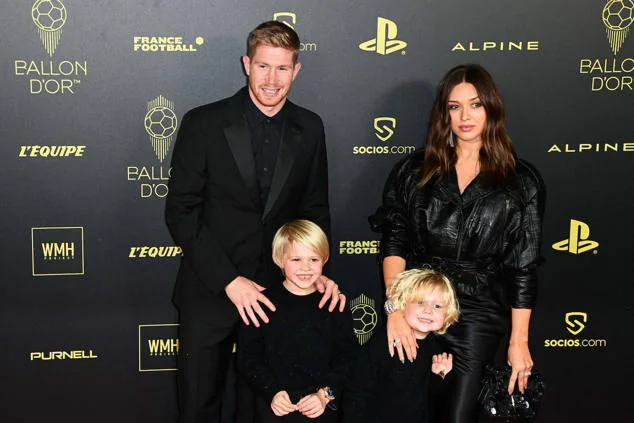 Kevin De Bruyne, centrocampista del Manchester City, junto a su mujer, Michele Lacroix, y sus dos hijos. 