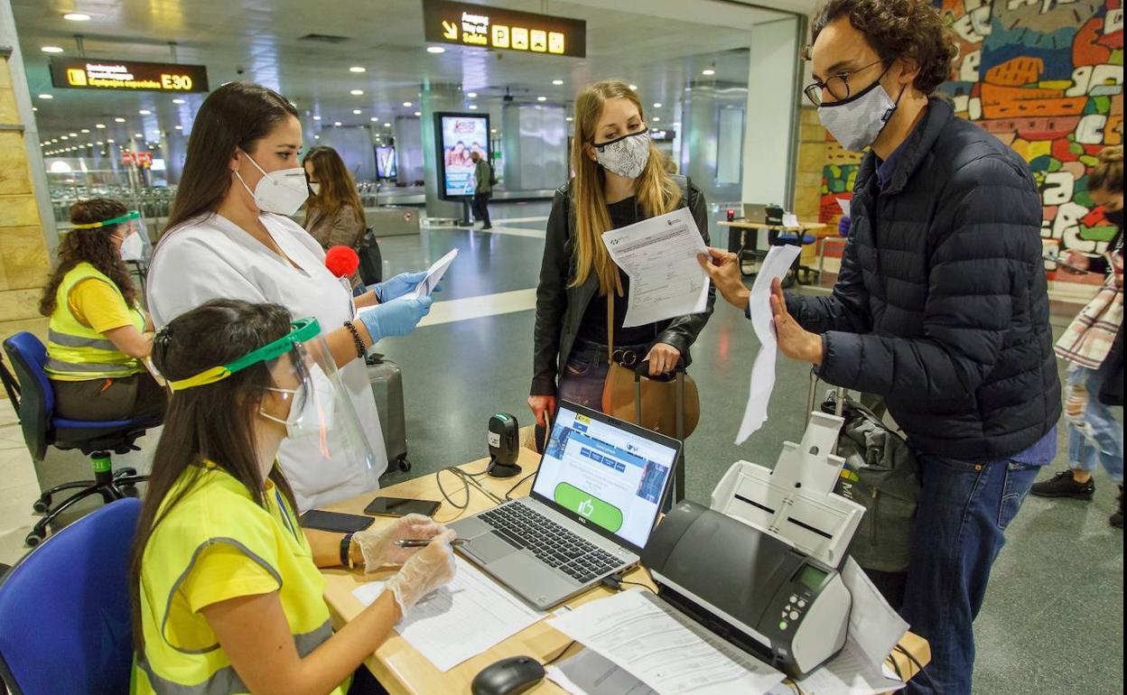 Imagen de archivo de un control anticovid en un aeropuerto canario..