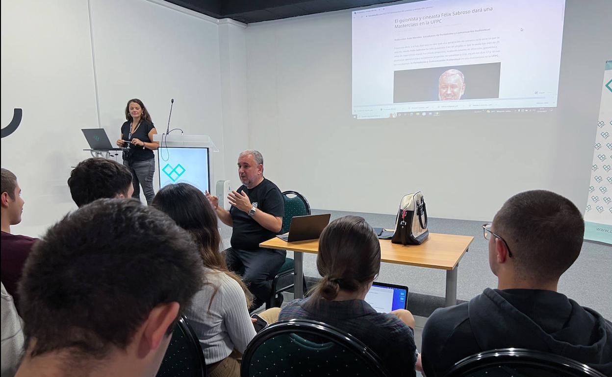 Félix Sabroso da una masterclass para los estudiantes de periodismo y comunicacion audiovisua