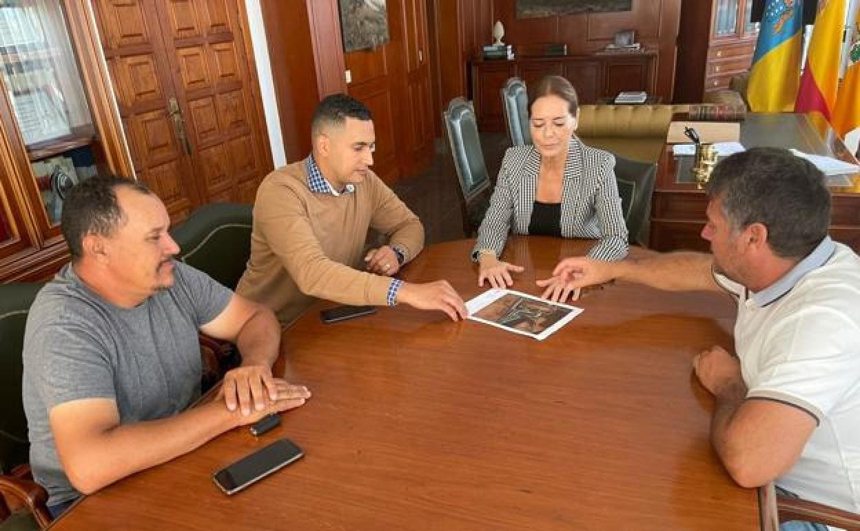 La alcaldesa Pilar González, junto a los representantes de la comunidad islámica en España y en Corralejo. 