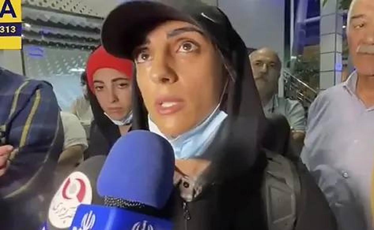 Una multitud recibe en el aeropuerto de Teherán a la escaladora iraní que compitió sin hiyab