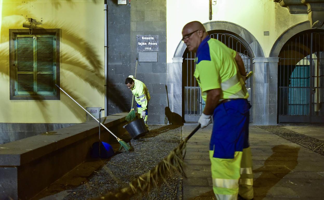 Dos trabajadores limpian la zona de Vegueta.