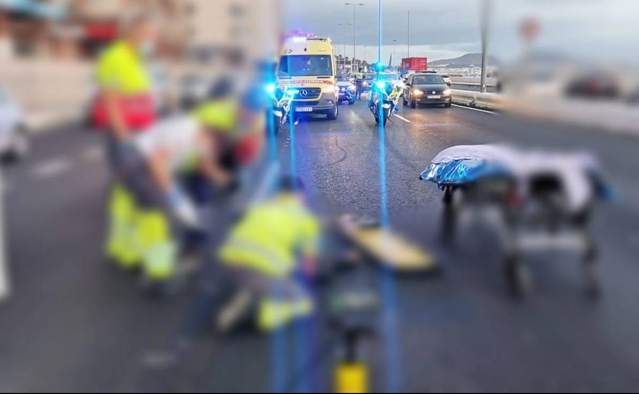 Una motorista, herida tras colisionar con un turismo en la Avenida Marítima