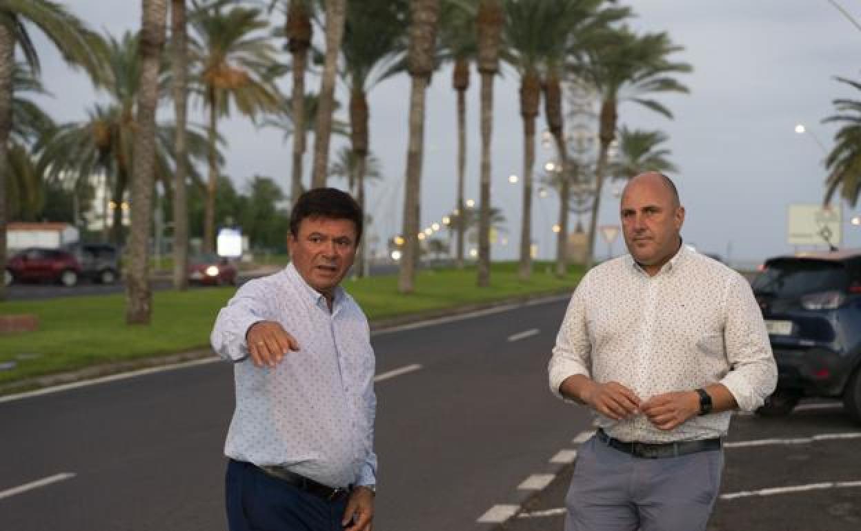 El alcalde de Pájara, Pedro Armas, y el presidente Sergio Lloret, en la carretera que une el club Aldiana con el puerto de Morro Jable. 