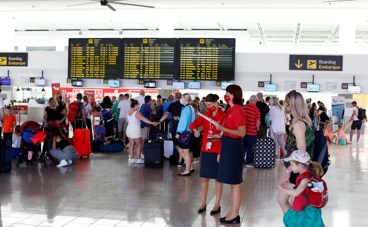 Viajeros en el aeropuerto. 