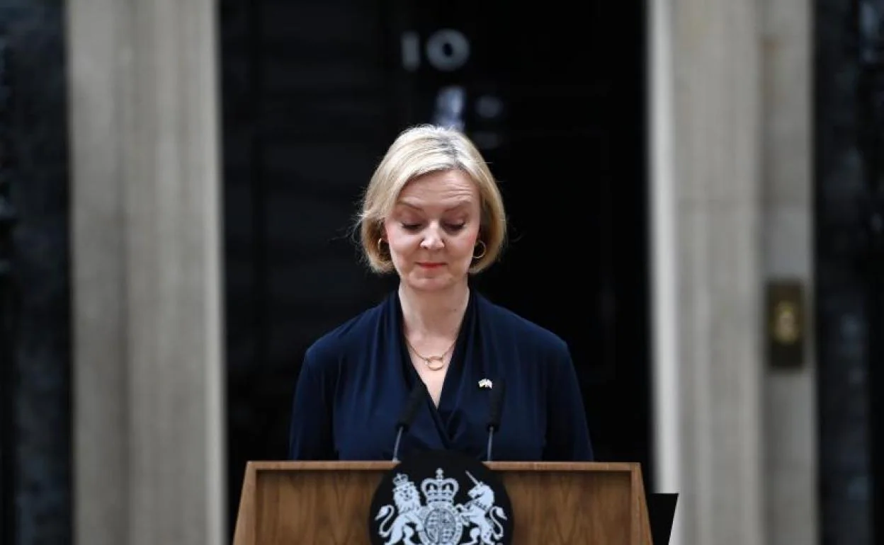 Liz Truss al anunciar este jueves su dimisión como primera ministra británica. 